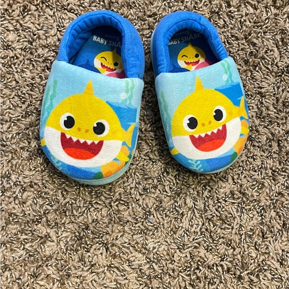 LIKE NEW BABY SHARK SLIPPERS - Picture 5 of 5